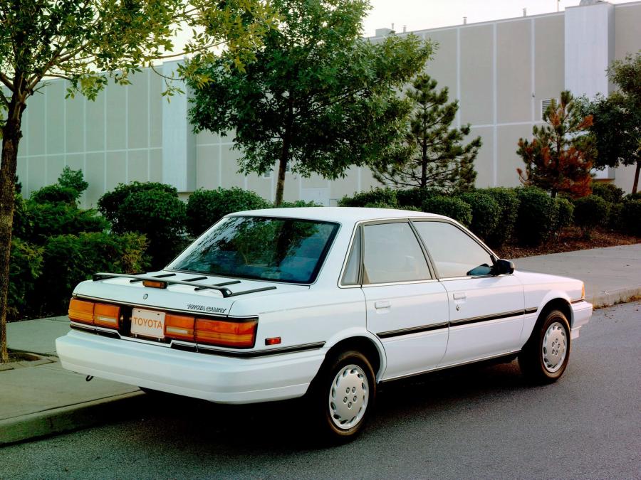  Toyota Camry Sedan LE 1990 года  (US) (фото 3 из 9)